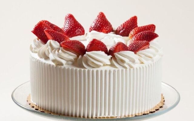 This Montrose Avenue Bakery In Chicago, Illinois Still Bakes Its Strawberry Chiffon Cake Like It’s 1948