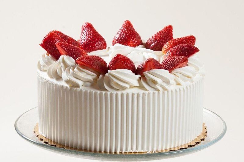 This Montrose Avenue Bakery In Chicago, Illinois Still Bakes Its Strawberry Chiffon Cake Like It’s 1948