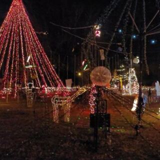 This Free North Carolina Light Show Glows With 250,000 Twinkling Bulbs and a Towering 50-Foot Tree