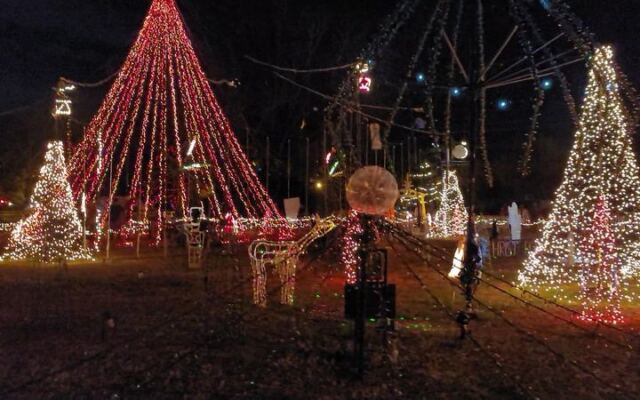 This Free North Carolina Light Show Glows With 250,000 Twinkling Bulbs and a Towering 50-Foot Tree