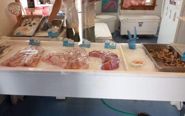11 Dockside Fish Houses on the North Carolina Coast Where Shrimp Costs Less Than at Restaurants