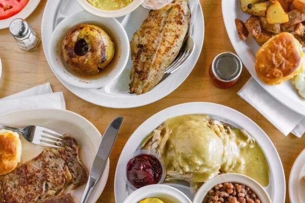 Hungry Memphians Leave This Old-School Tennessee Restaurant Carrying Takeout Boxes of Southern Comfort