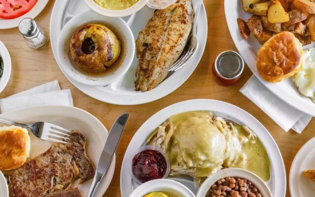 Hungry Memphians Leave This Old-School Tennessee Restaurant Carrying Takeout Boxes of Southern Comfort