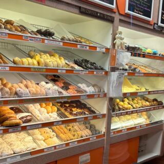 This Massachusetts Donut Shop Never Closes, And Construction Crews Keep Pouring In For Coffee Rolls