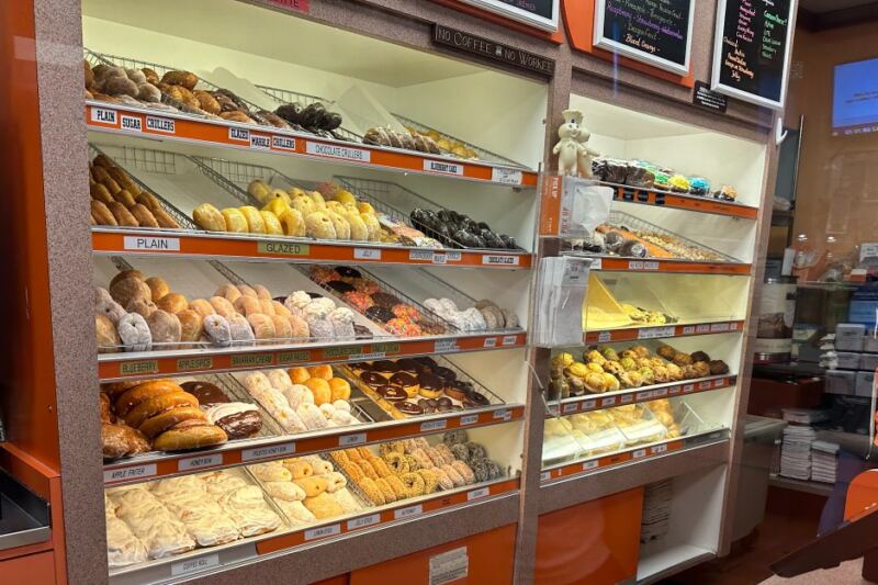 This Massachusetts Donut Shop Never Closes, And Construction Crews Keep Pouring In For Coffee Rolls