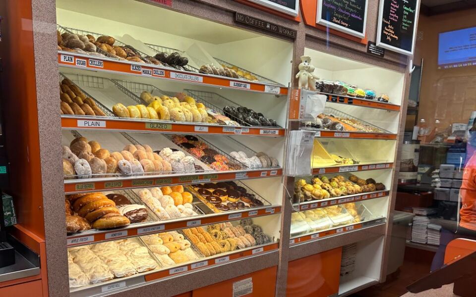 This Massachusetts Donut Shop Never Closes, And Construction Crews Keep Pouring In For Coffee Rolls