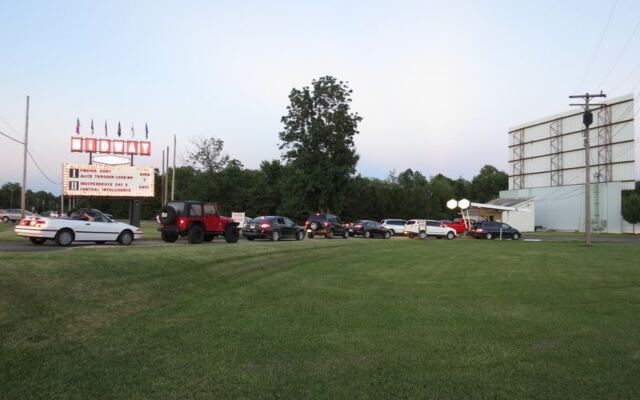 This Ohio Drive-In Near Lake Erie Still Shows Movies Beneath A Neon Sign From The 1950s