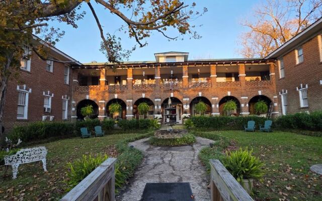 Guests Book Rooms at This Small-Town Tennessee Hotel Hoping to Meet Its Ghosts
