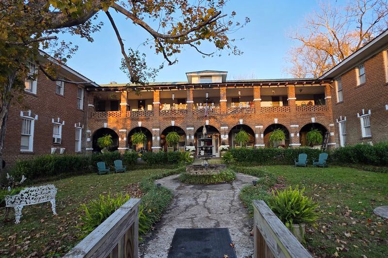 Guests Book Rooms at This Small-Town Tennessee Hotel Hoping to Meet Its Ghosts