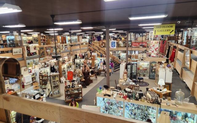 This Minnesota Vintage Mall Packs Over 65 Dealers Under One Roof, and It Beats a Dozen Thrift Trips