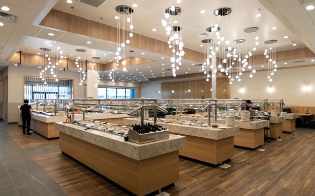 This All-You-Can-Eat Seafood Buffet in Glendale, Arizona Serves Crab Legs and Raw Oysters