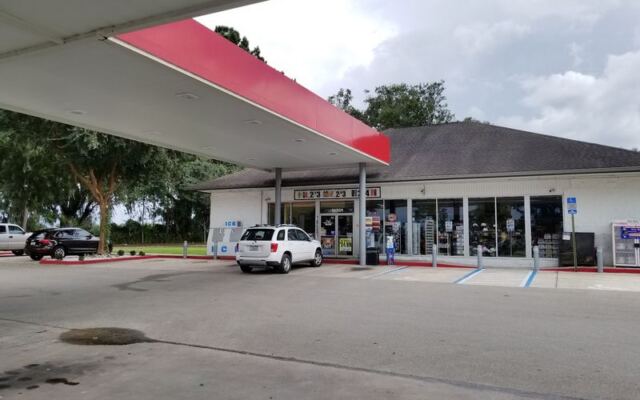 7 Florida Gas Station Kitchens Serving Fried Chicken Locals Swear Beats the Chains