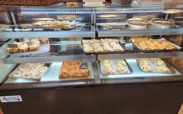 This Industrial-Park Country Bakery in California Sells Homemade Bread and Pies at Reasonable Prices