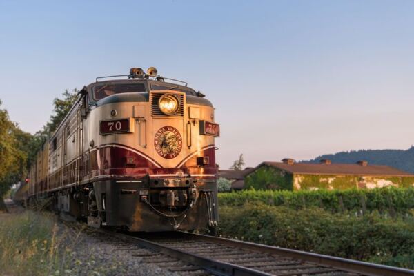A Four-Course Meal Rolls Through Wine Country on This Restored California Train