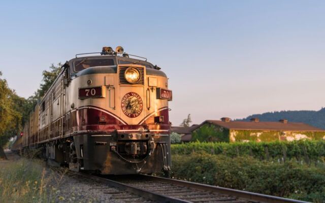 A Four-Course Meal Rolls Through Wine Country on This Restored California Train