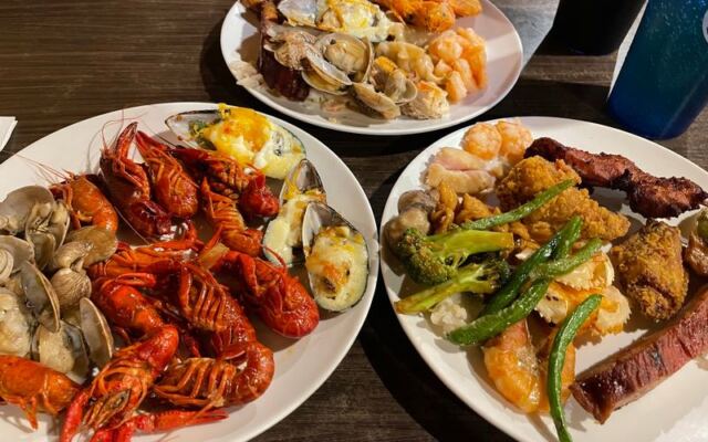 Head to This Madison, Wisconsin Buffet for All-You-Can-Eat Crawfish, Butterfly Shrimp, and Sushi