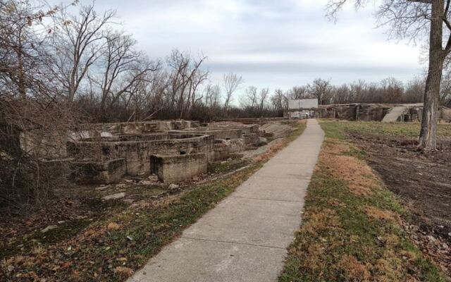 This Illinois Trail Walks You Right Up To The Crumbling Ruins Of A Forgotten Industrial Town