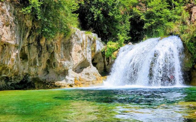 There’s a Turquoise Swimming Hole Hiding in Arizona Where You Swim Right Below a Waterfall