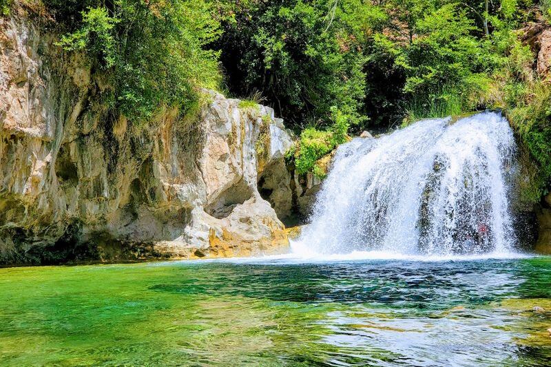There’s a Turquoise Swimming Hole Hiding in Arizona Where You Swim Right Below a Waterfall