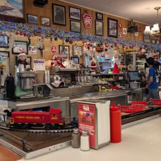 At This Train-Themed Diner In Illinois, Your Lunch Arrives By Little Locomotive