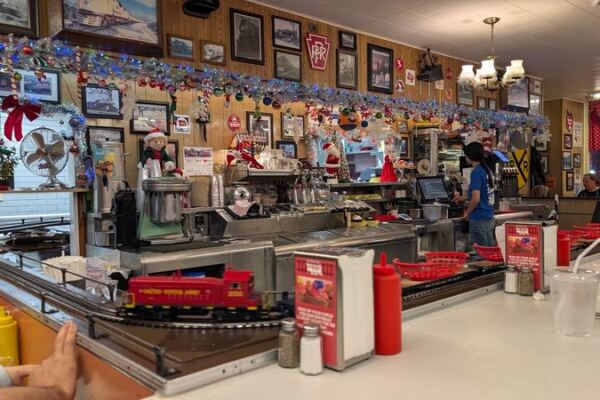 At This Train-Themed Diner In Illinois, Your Lunch Arrives By Little Locomotive