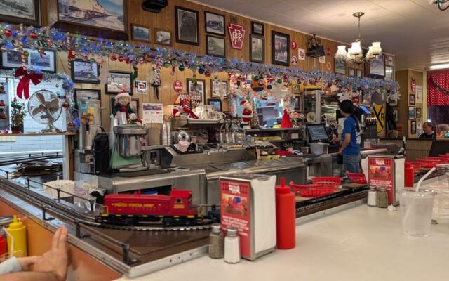 At This Train-Themed Diner In Illinois, Your Lunch Arrives By Little Locomotive