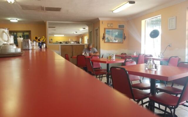 Retirees Pack These 7 Florida Cafeterias Where a Hot Lunch Plate Costs Less Than $12