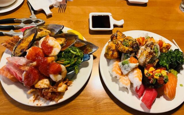 Lunch at This Texas All-You-Can-Eat Spot Means Crab Legs, Made-to-Order Sushi, and Hot Pot for About $21