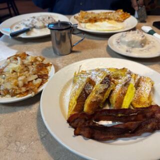 Portions At This Old-School Illinois Diner Are So Big Regulars Bring Their Own To-Go Boxes