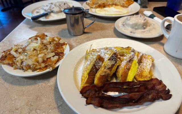Portions At This Old-School Illinois Diner Are So Big Regulars Bring Their Own To-Go Boxes