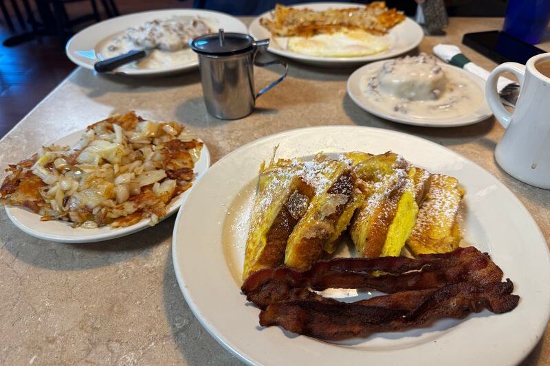 Portions At This Old-School Illinois Diner Are So Big Regulars Bring Their Own To-Go Boxes