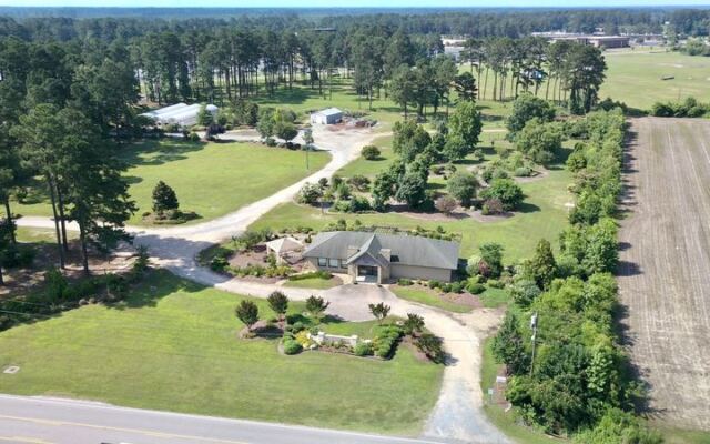 This Quiet North Carolina College Town Campus Hides a Free Arboretum Most Drivers Never Notice