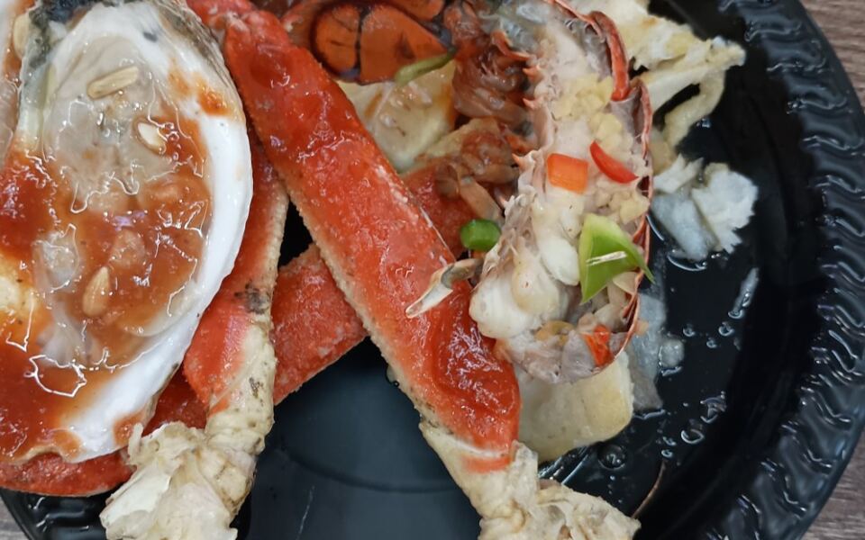 This New York Seafood Buffet Serves Endless Snow Crab Legs, Plus a Whole Lobster for Just $6