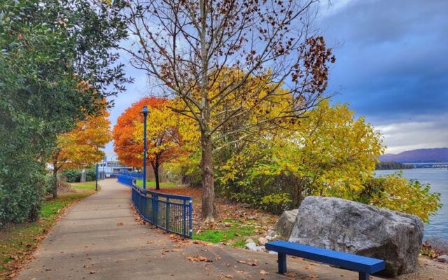This Paved Tennessee Riverfront Path Packs a Whole Day of River Views and Waterfront Art