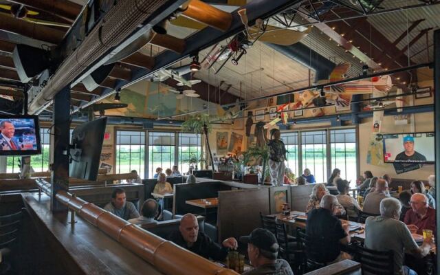 At This Illinois Restaurant, Airplanes Taking Off Are Part Of The Lunch Show