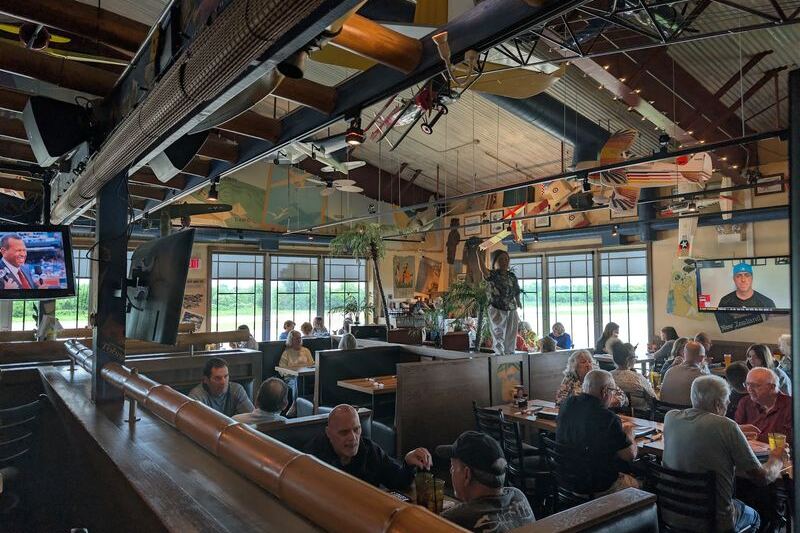 At This Illinois Restaurant, Airplanes Taking Off Are Part Of The Lunch Show