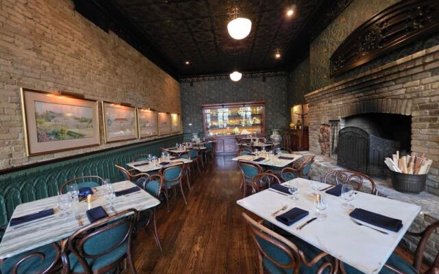 This Minnesota Dining Room Feels Like Stepping Into a Warm Winter Evening From Another Era