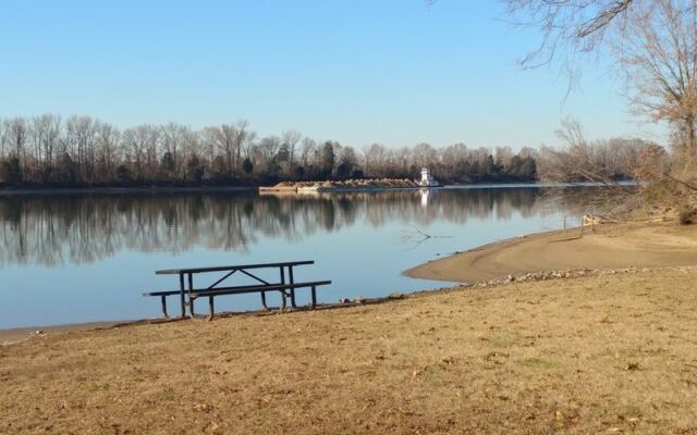 Why Do Bikers Plan Whole Routes Around This Riverfront Tennessee Hangout’s Burgers?