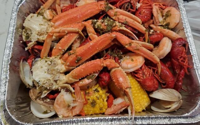 Stone Crab Season Is Here, and This Old-School Oakland Park Spot Is Where Florida Fans Head First