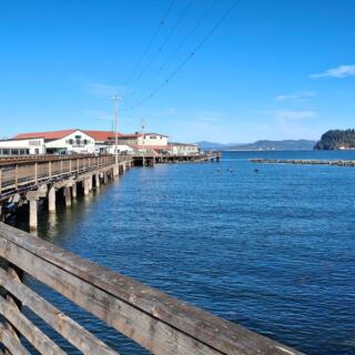 This 6.5-Mile Oregon Riverfront Path Fills a Whole Fall Day With Water Views and Easy Miles