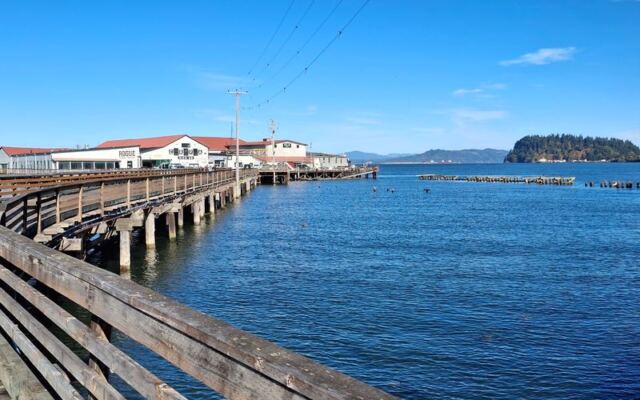 This 6.5-Mile Oregon Riverfront Path Fills a Whole Fall Day With Water Views and Easy Miles