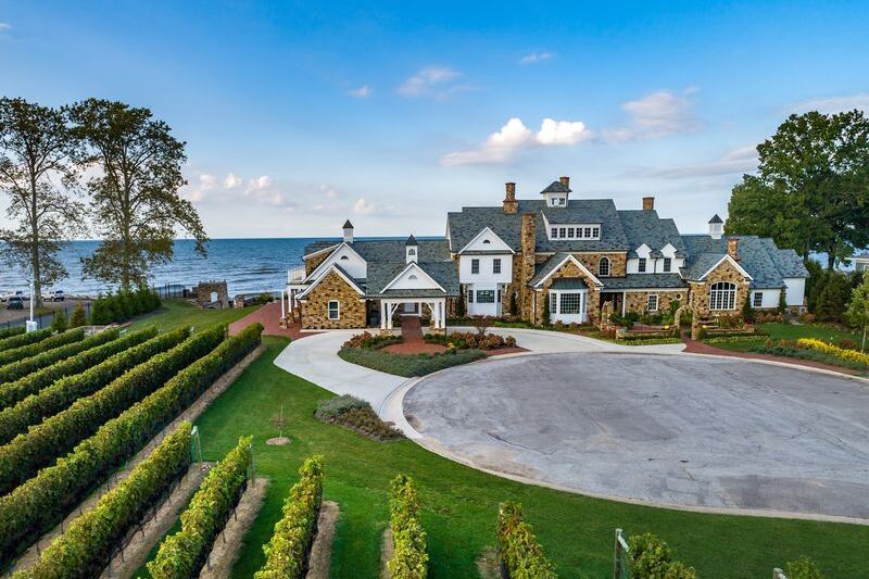 This Quiet Ohio Lakeside Inn Bans Kids, So Fall Weekends Stay Blissfully Peaceful