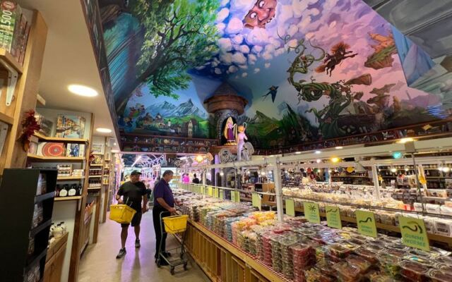 Hand-Pulled Taffy Has Been Stretched For Decades At Minnesota’s Biggest Candy Store Near Jenkins