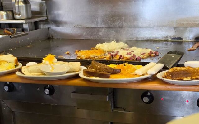 Plates Bigger Than the Pancakes’ Own Griddle Come Out of This Tiny Minnesota Diner Straight From Another Era
