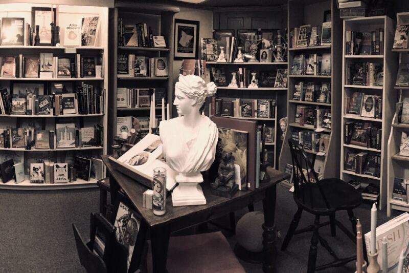 This Iowa Bookstore Has Three Floors Of Treasures And Three Resident Cats