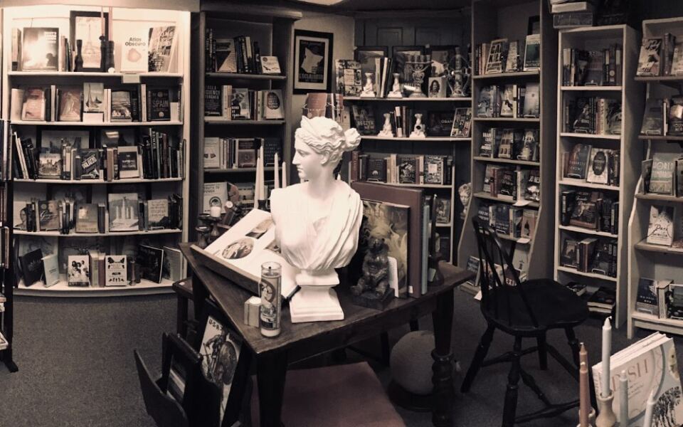 This Iowa Bookstore Has Three Floors Of Treasures And Three Resident Cats
