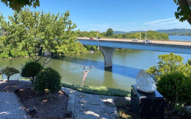 This Tiny Historic Tennessee District on a River Bluff Hides Bakeries, Galleries, and Sculpture Gardens