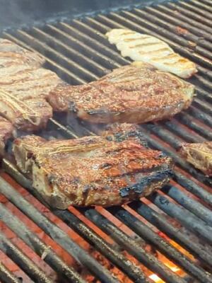This Old-School Arizona Steakhouse Serves Prime Rib, A Salad Bar And Mesquite-Grilled Steaks Worth The Drive