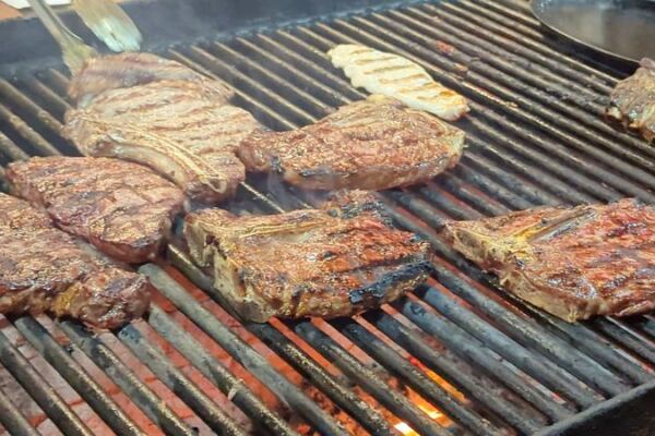This Old-School Arizona Steakhouse Serves Prime Rib, A Salad Bar And Mesquite-Grilled Steaks Worth The Drive