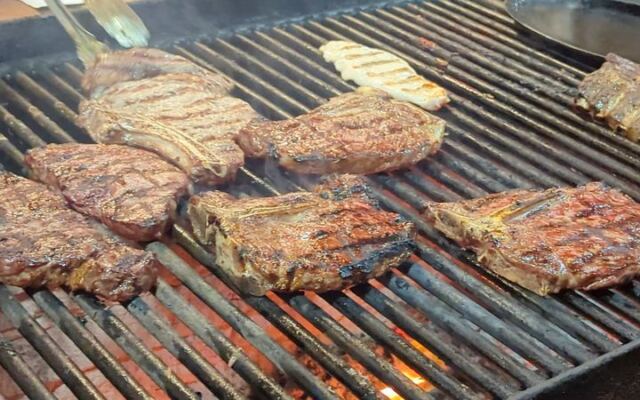 This Old-School Arizona Steakhouse Serves Prime Rib, A Salad Bar And Mesquite-Grilled Steaks Worth The Drive